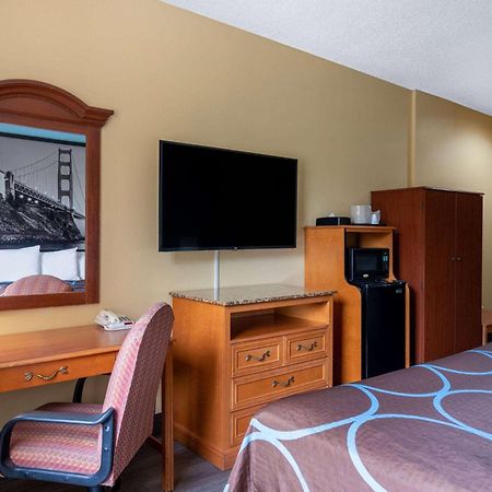 Super 8 By Wyndham Salisbury Hotel Kültér fotó