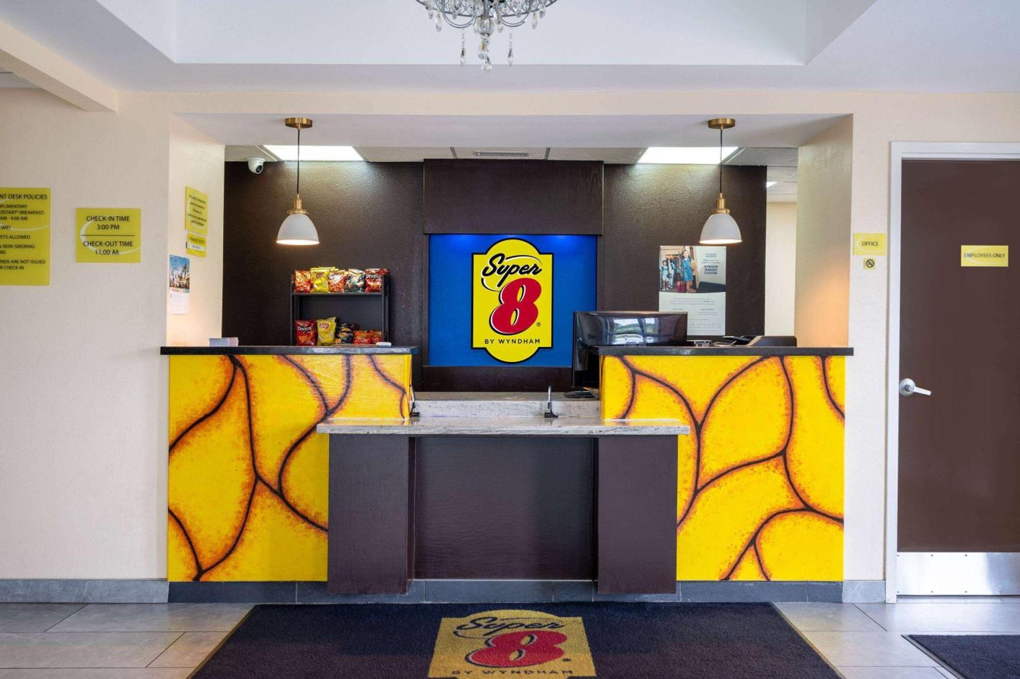 Super 8 By Wyndham Salisbury Hotel Kültér fotó