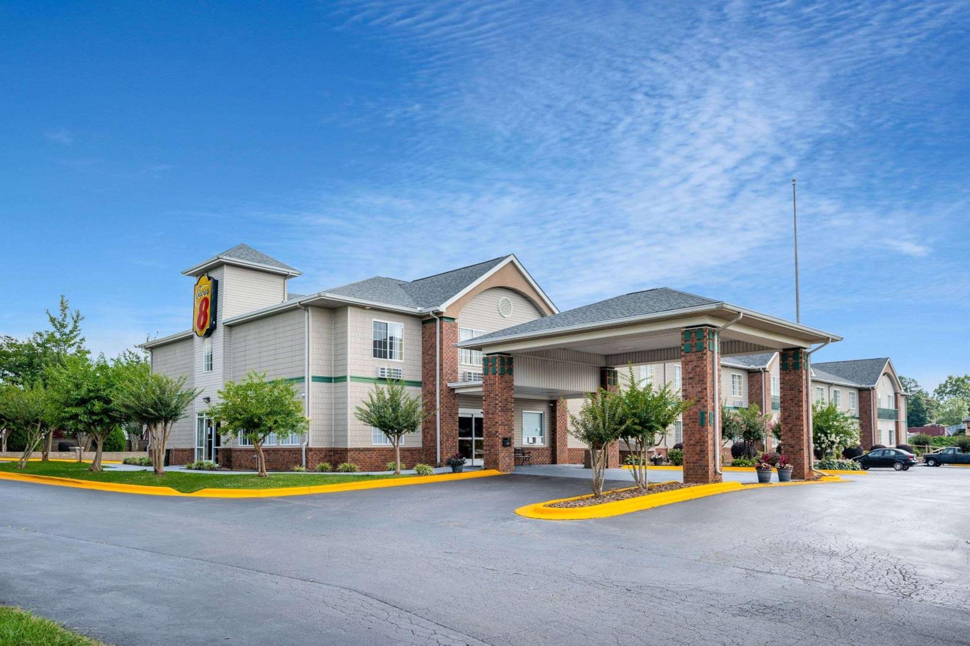 Super 8 By Wyndham Salisbury Hotel Kültér fotó