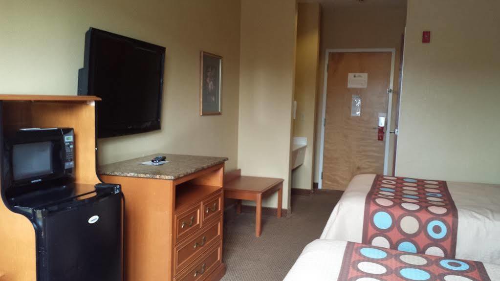 Super 8 By Wyndham Salisbury Hotel Kültér fotó
